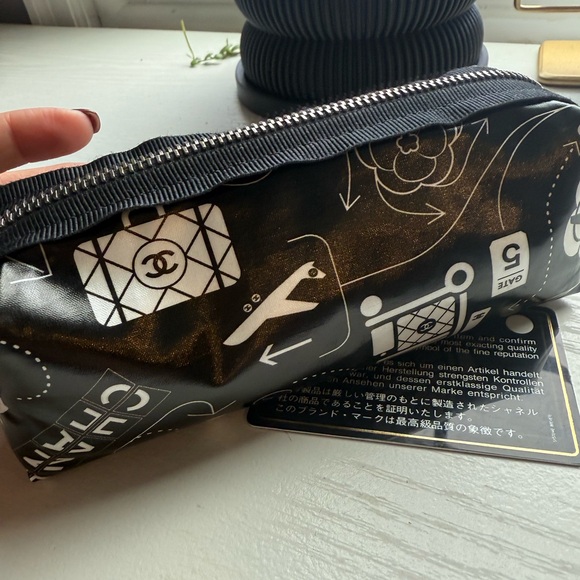 CHANEL Rare Black and White Airline Pouch - collector’s item - Picture 4 of 8